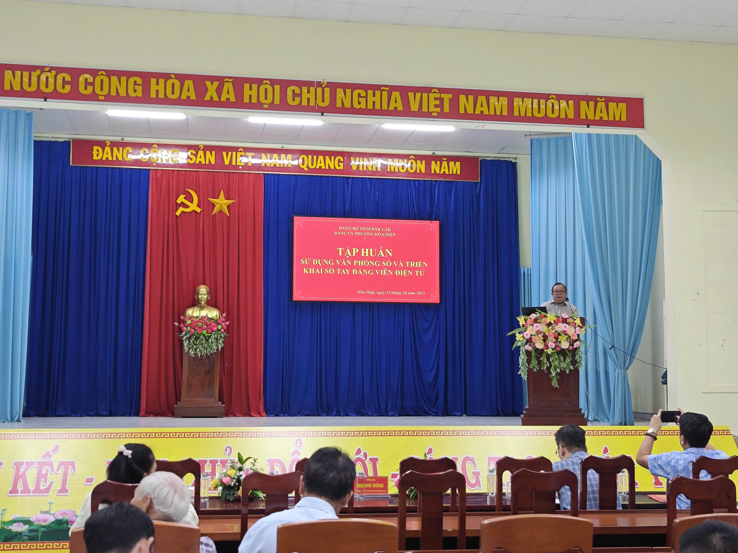 Đảng ủy phường Hòa Hiệp: Tập huấn sử dụng Hệ thống thông tin điều hành tác nghiệp và triển khai Sổ tay đảng viên điện tử